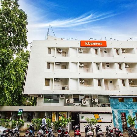 Fabexpress Kalyan - Nr Dairy Dan Circle Hotel Vadodara Buitenkant foto