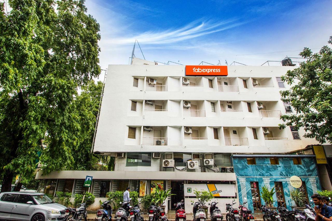 Fabexpress Kalyan - Nr Dairy Dan Circle Hotel Vadodara Buitenkant foto